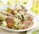 1 cannelloni gevuld met ricotta, spinazie en pijnboompitten, met tomatensaus